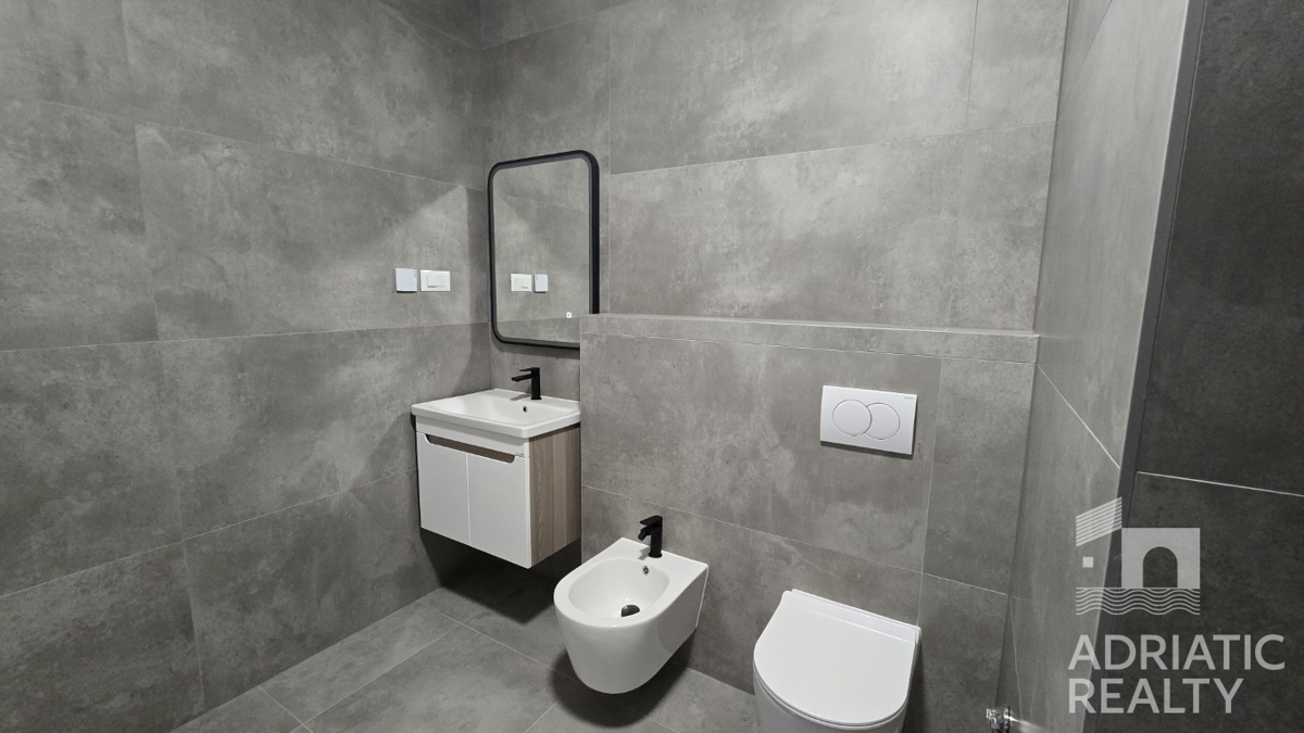 Vodice, appartamento moderno su due livelli con ampio giardino e 2 posti auto