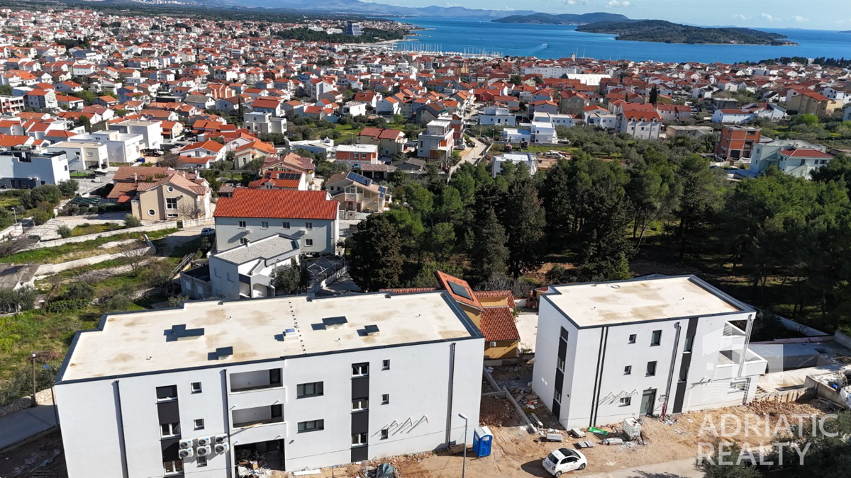 Vodice, appartamento con tre camere da letto e vista mare - pronta consegna primavera 2025