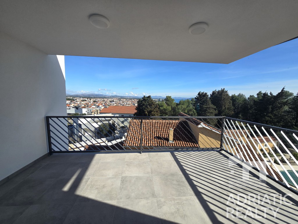Vodice, appartamento con tre camere da letto e vista mare - pronta consegna primavera 2025