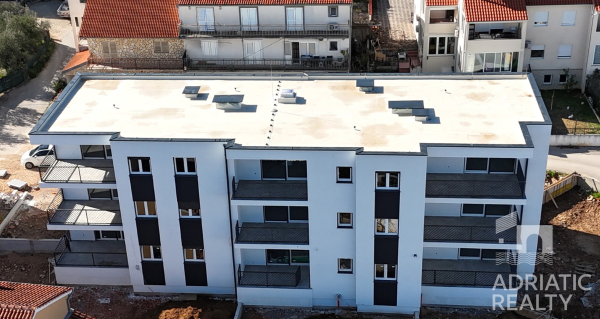 Vodice, appartamento con tre camere da letto e vista mare - pronta consegna primavera 2025