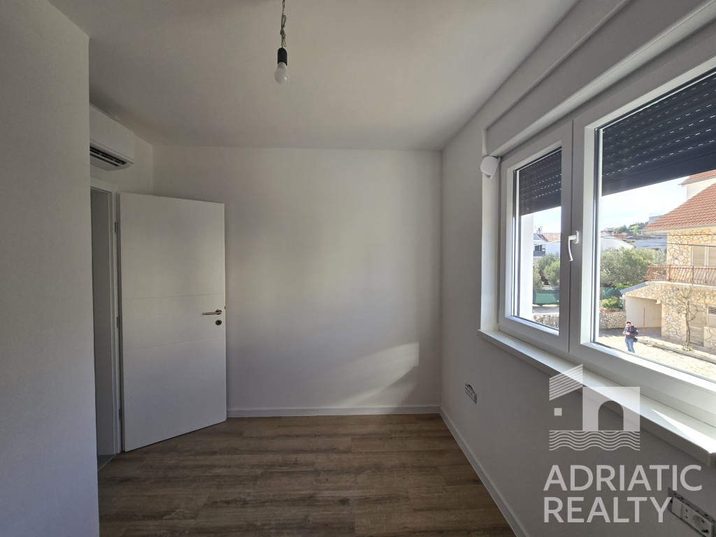Vodice, appartamento con tre camere da letto e vista mare - pronta consegna primavera 2025