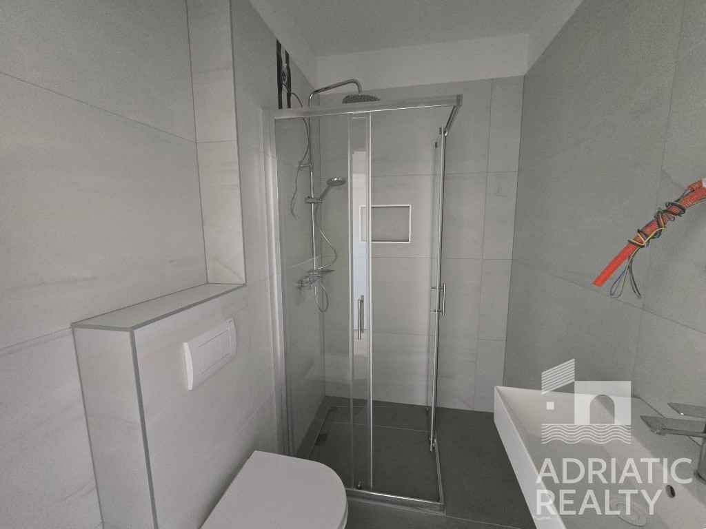Vodice, appartamento con tre camere da letto e vista mare - pronta consegna primavera 2025