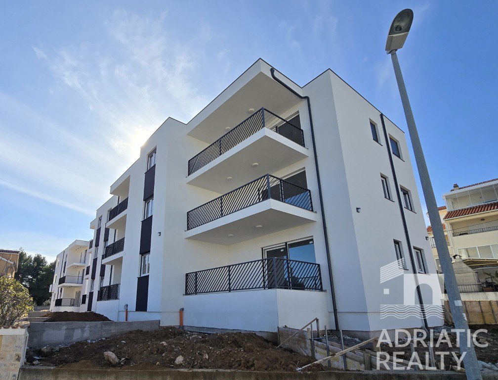 Vodice, appartamento con tre camere da letto e vista mare - pronta consegna primavera 2025