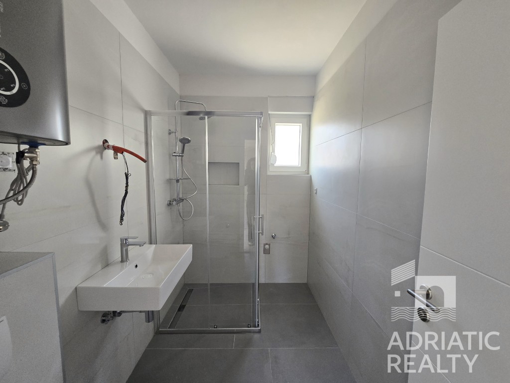 Vodice, appartamento con tre camere da letto e vista mare - pronta consegna primavera 2025
