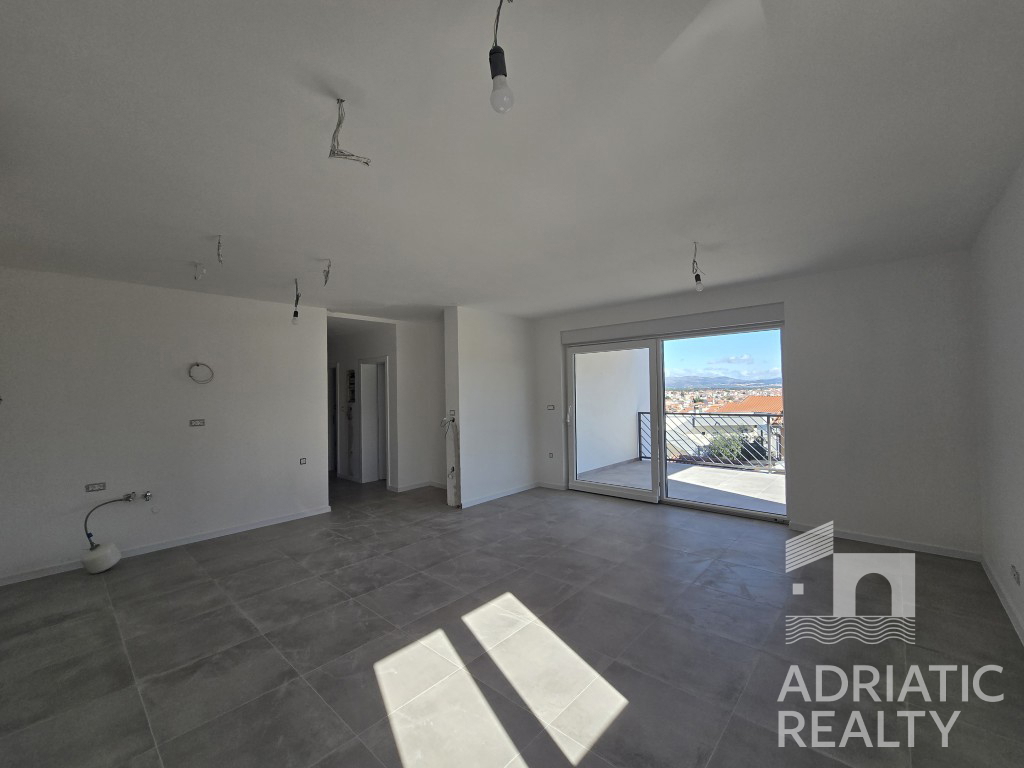 Vodice, appartamento con tre camere da letto e vista mare - pronta consegna primavera 2025