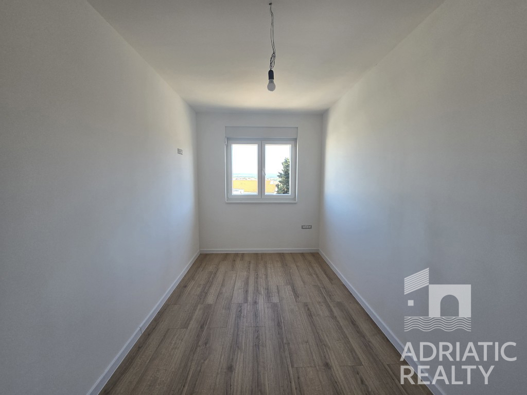 Vodice, appartamento con tre camere da letto e vista mare - pronta consegna primavera 2025