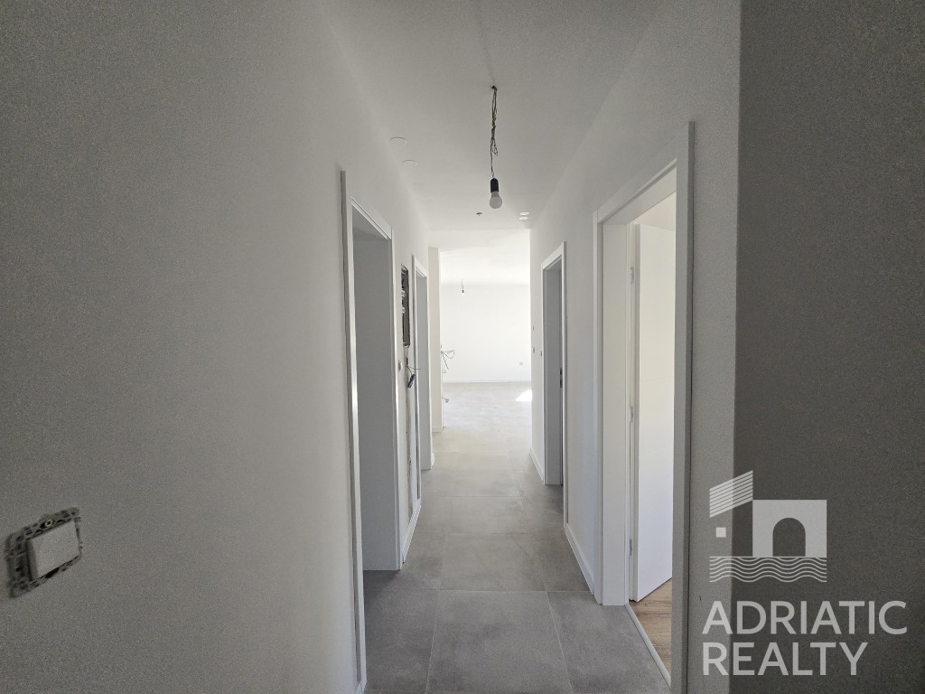 Vodice, appartamento con tre camere da letto e vista mare - pronta consegna primavera 2025
