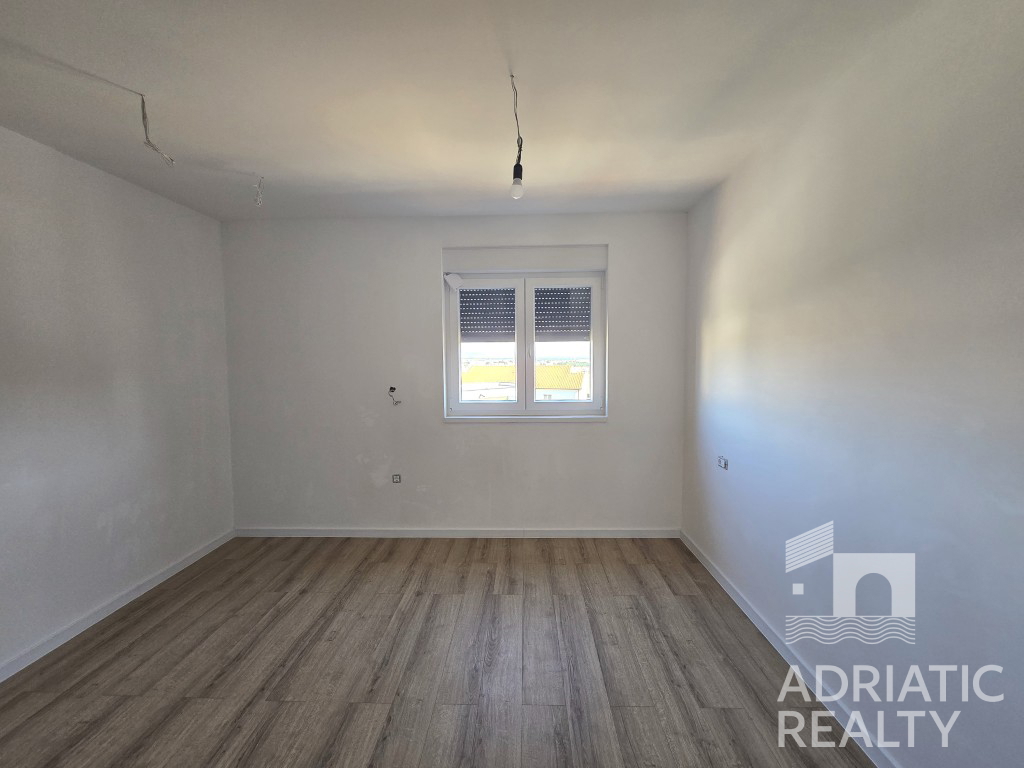 Vodice, appartamento con tre camere da letto e vista mare - pronta consegna primavera 2025
