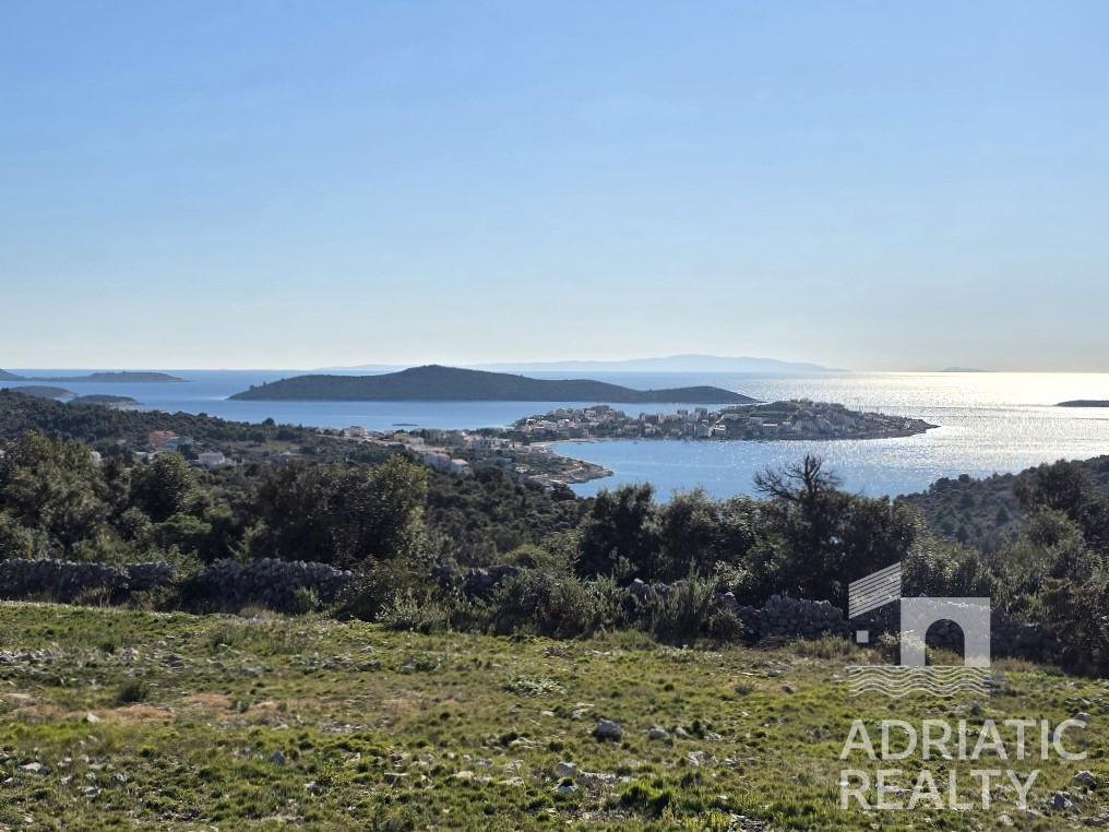 Zona di Rogoznica, terreno edificabile con una splendida vista panoramica sul mare e sulle isole.