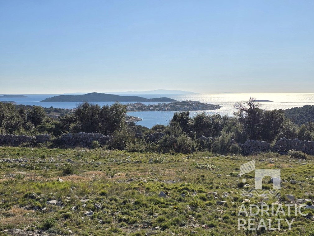 Zona di Rogoznica, terreno edificabile con una splendida vista panoramica sul mare e sulle isole.