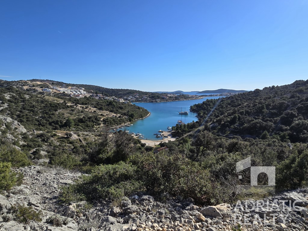 Zona di Rogoznica, terreno edificabile con una splendida vista panoramica sul mare e sulle isole.