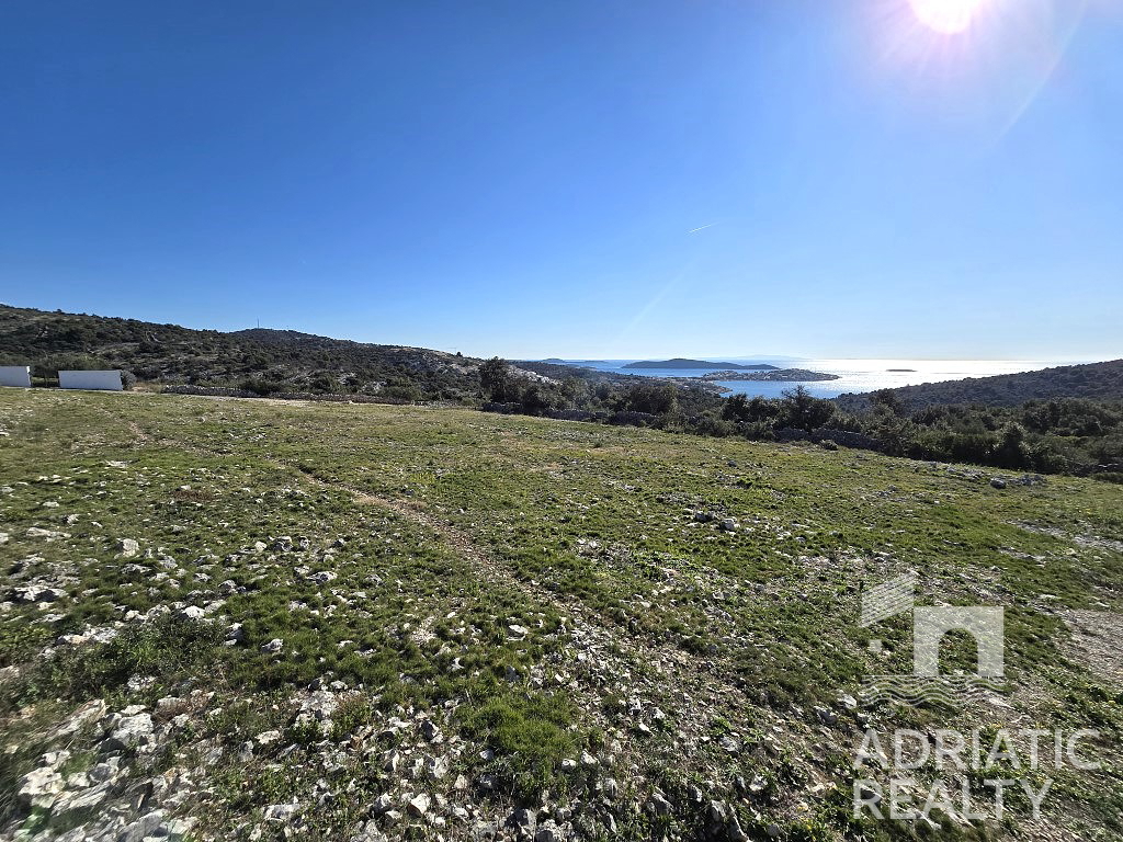 Zona di Rogoznica, terreno edificabile con una splendida vista panoramica sul mare e sulle isole.