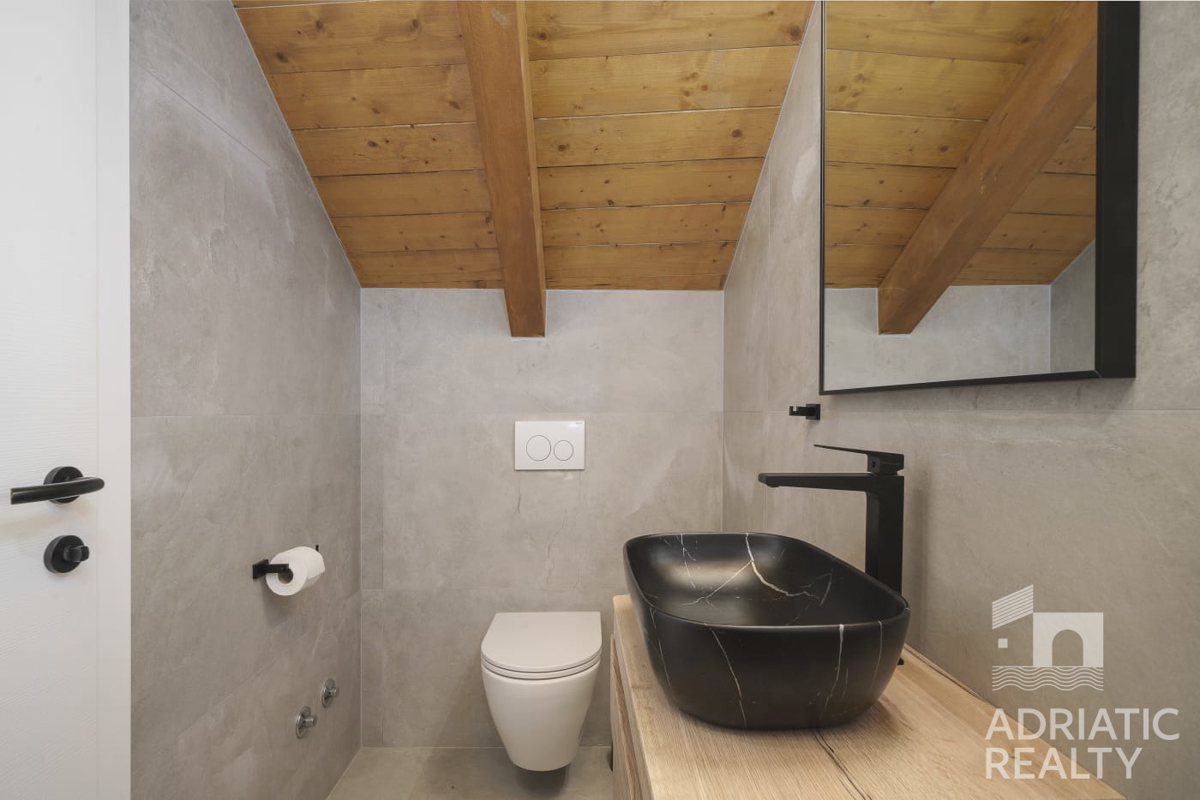 Autentica casa in pietra con piscina nel centro di Tribunj – unione di tradizione e comfort