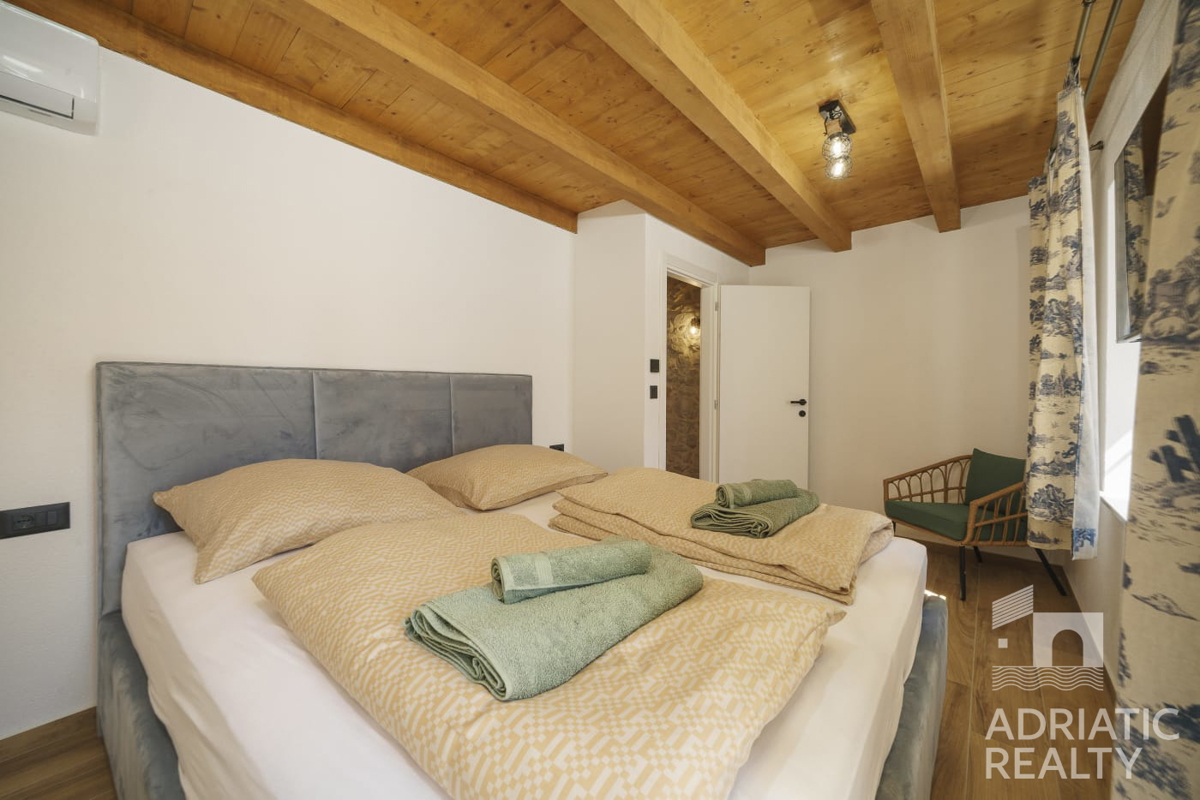 Autentica casa in pietra con piscina nel centro di Tribunj – unione di tradizione e comfort