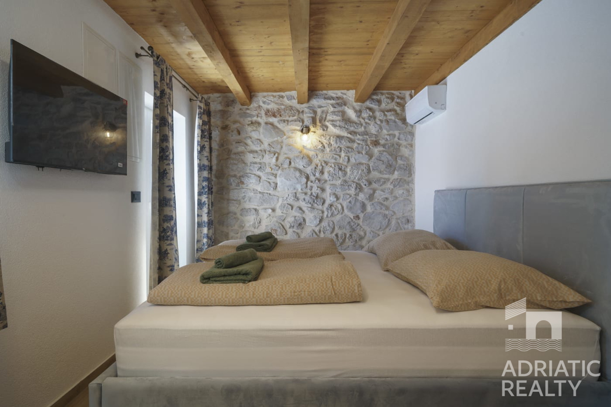 Autentica casa in pietra con piscina nel centro di Tribunj – unione di tradizione e comfort