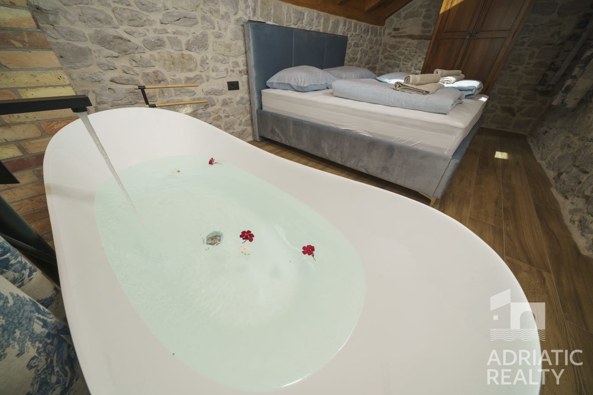 Autentica casa in pietra con piscina nel centro di Tribunj – unione di tradizione e comfort