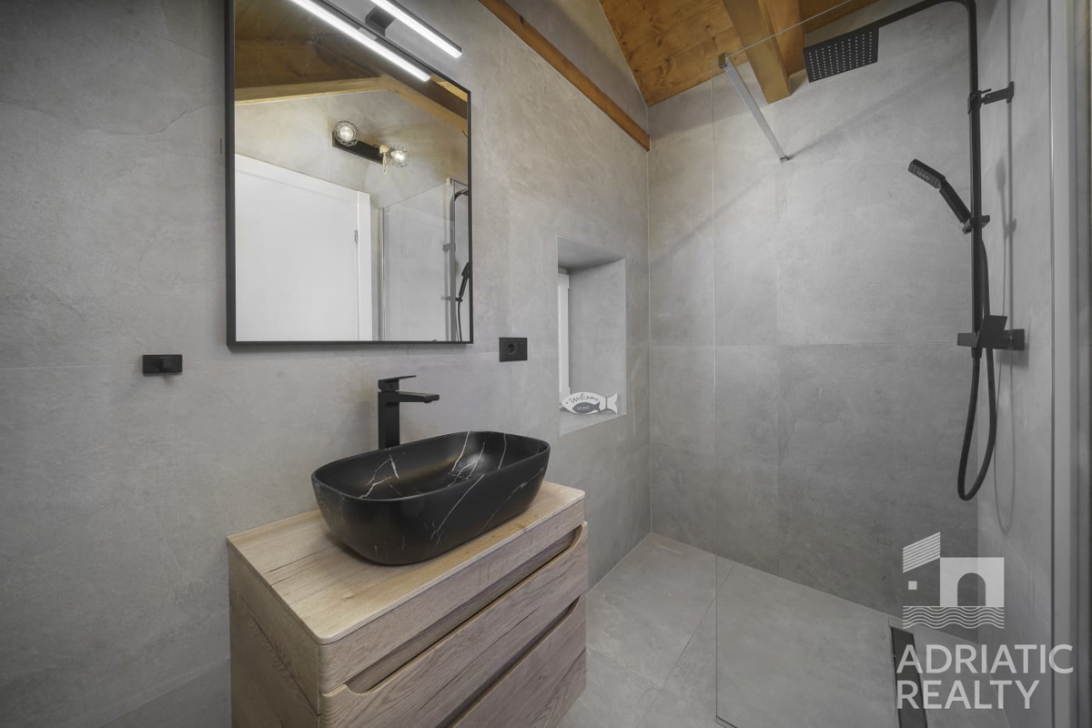 Autentica casa in pietra con piscina nel centro di Tribunj – unione di tradizione e comfort