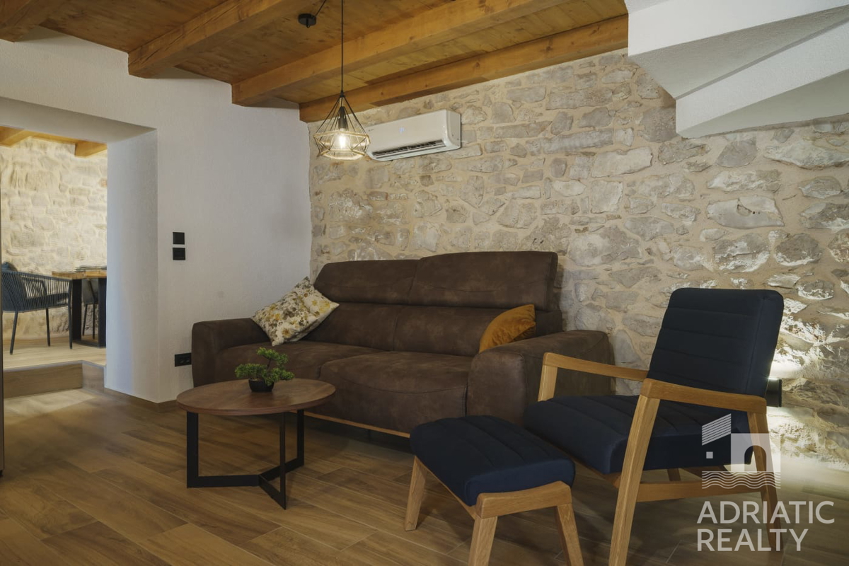 Autentica casa in pietra con piscina nel centro di Tribunj – unione di tradizione e comfort