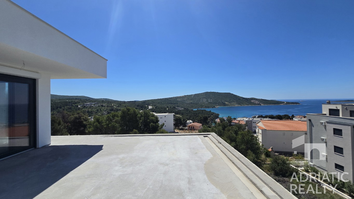 Primošten, appartamento su due livelli con vista panoramica sul mare