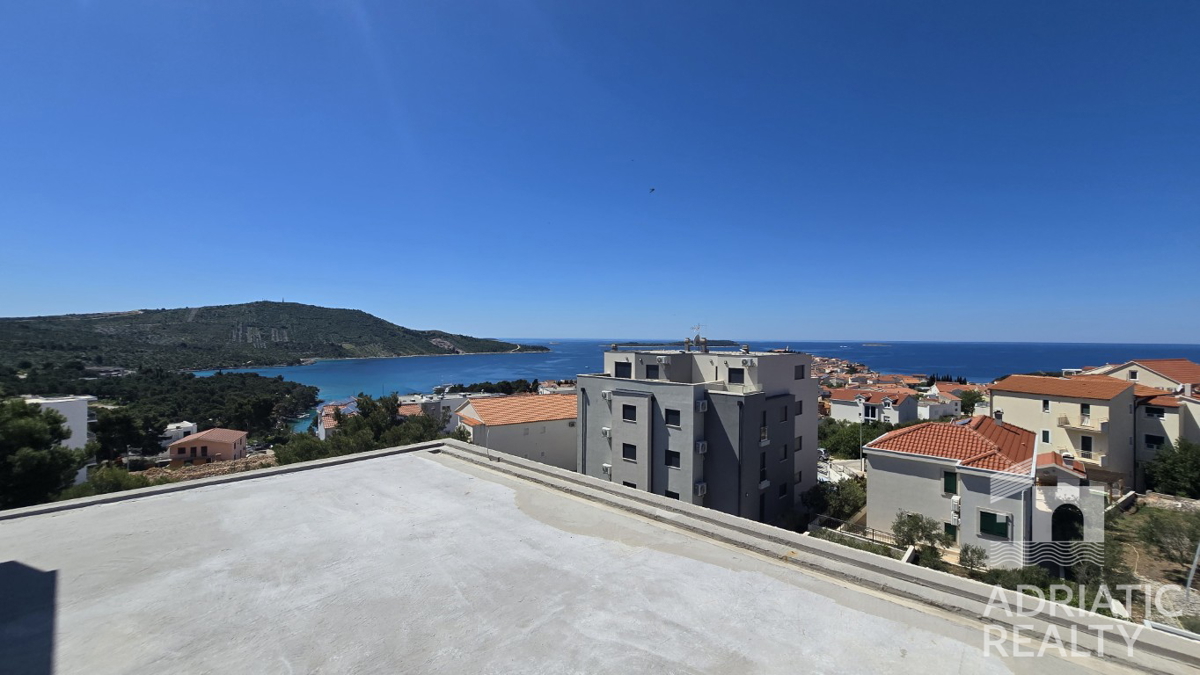 Primošten, appartamento su due livelli con vista panoramica sul mare