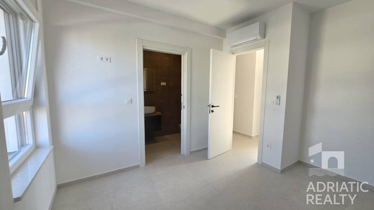 Vodice, moderno trilocale vicino alla spiaggia, vista mare