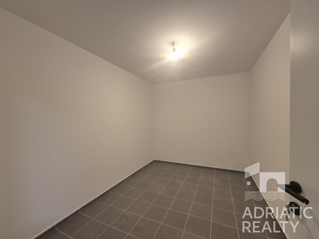 Vodice, moderno trilocale vicino alla spiaggia, vista mare