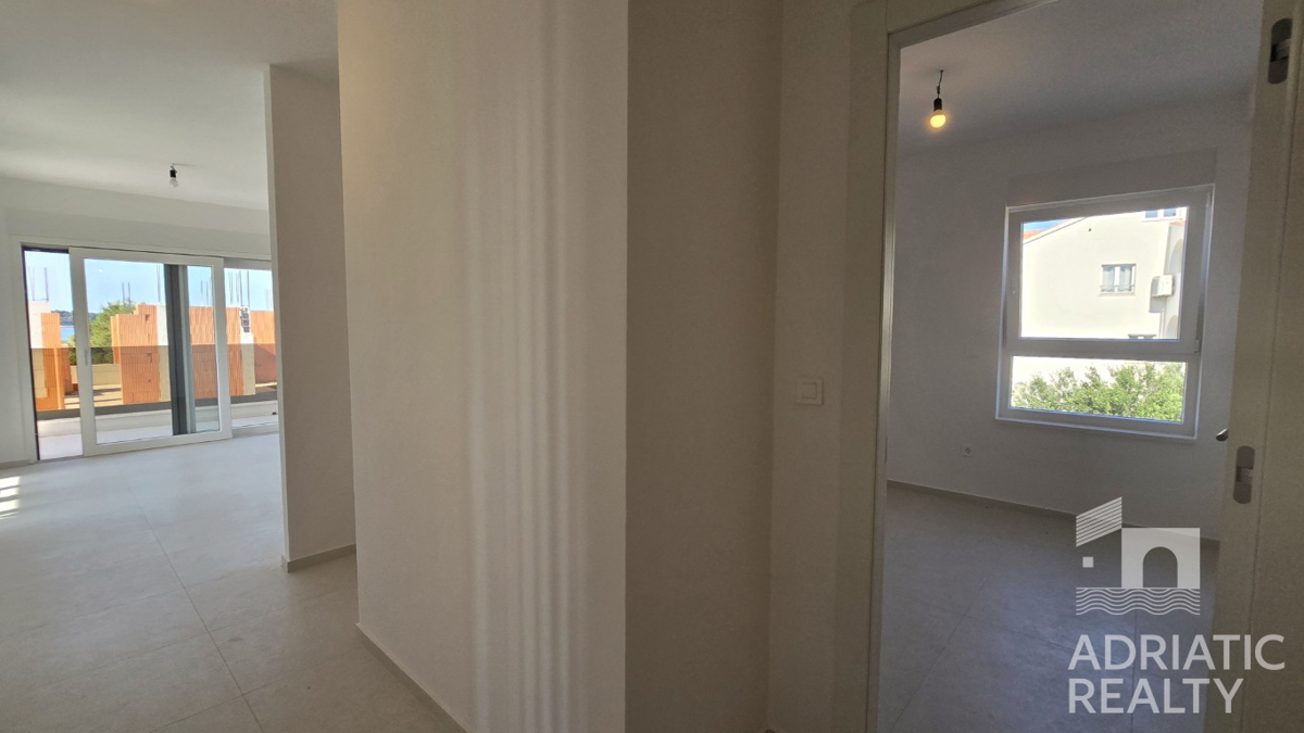 Vodice, moderno trilocale vicino alla spiaggia, vista mare