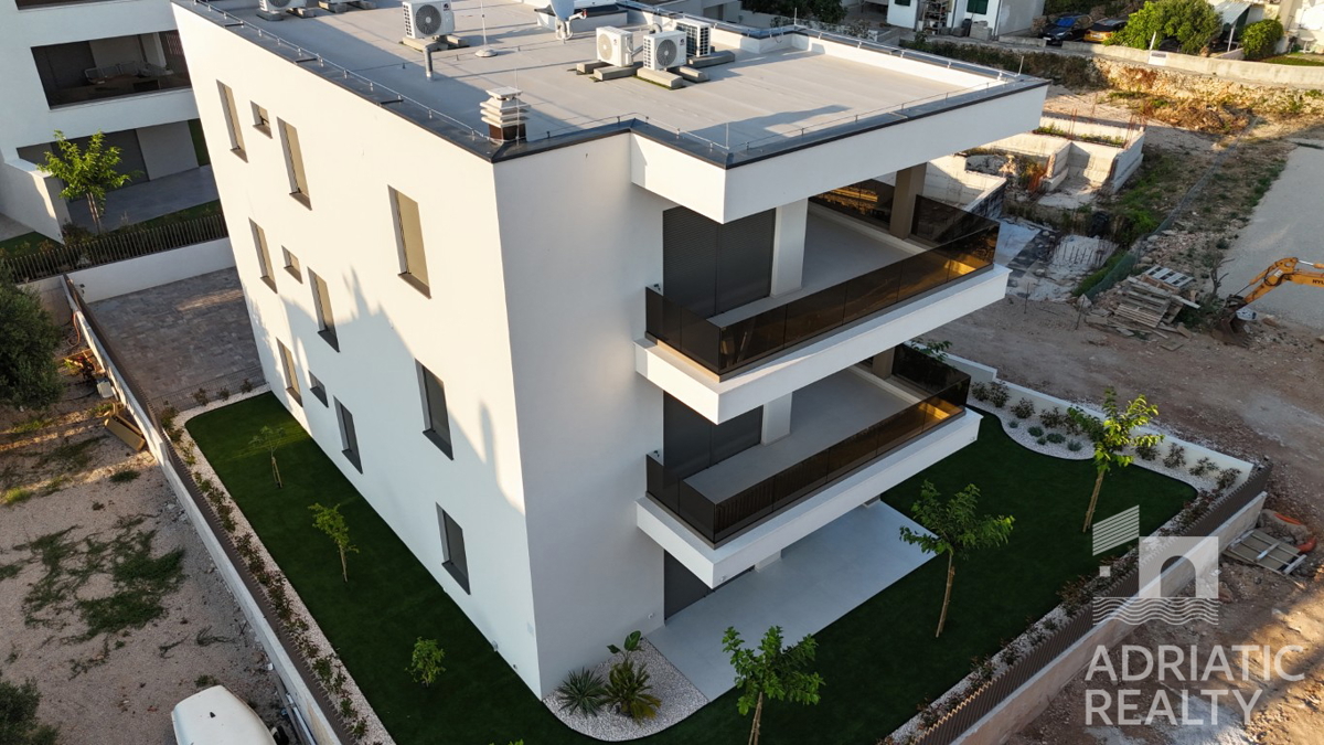 Vodice, moderno trilocale vicino alla spiaggia, vista mare