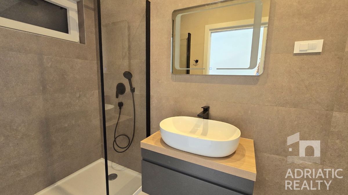 Vodice, moderno trilocale vicino alla spiaggia, vista mare