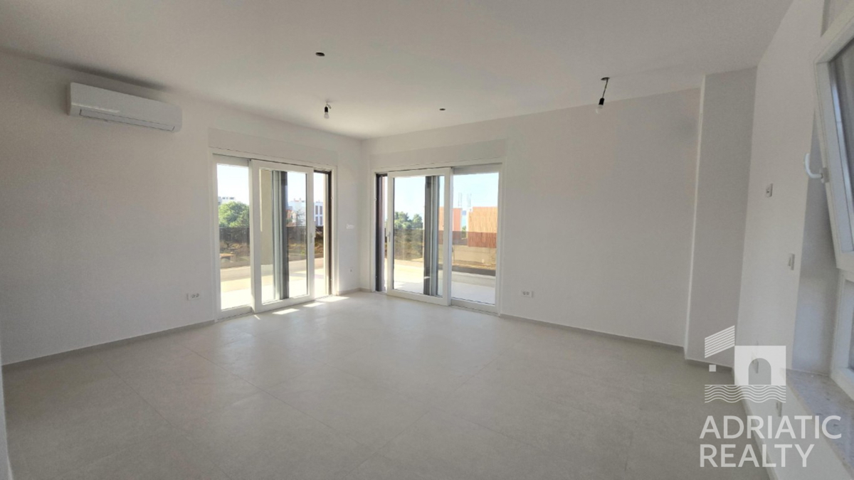 Vodice, moderno trilocale vicino alla spiaggia, vista mare