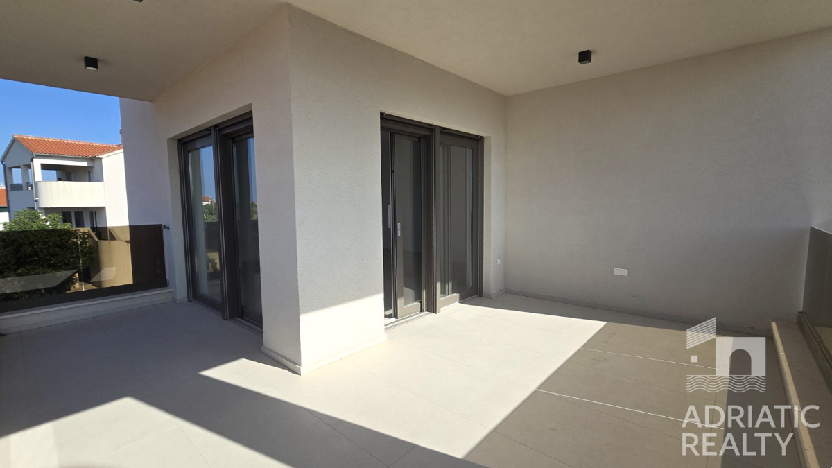 Vodice, moderno trilocale vicino alla spiaggia, vista mare