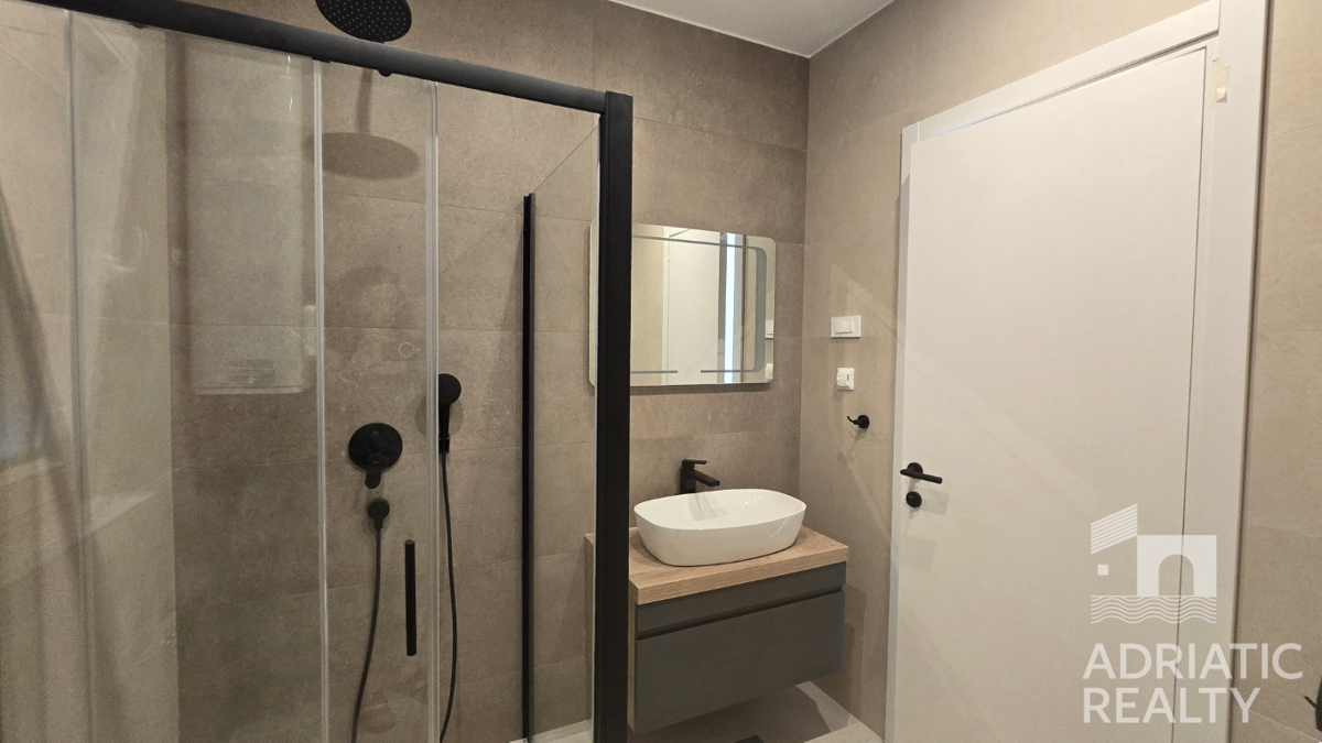 Vodice, moderno trilocale vicino alla spiaggia, vista mare