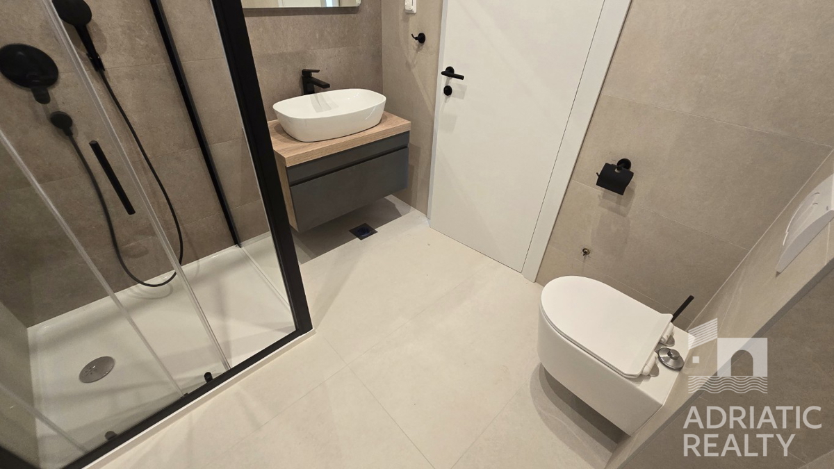 Vodice, moderno trilocale vicino alla spiaggia, vista mare