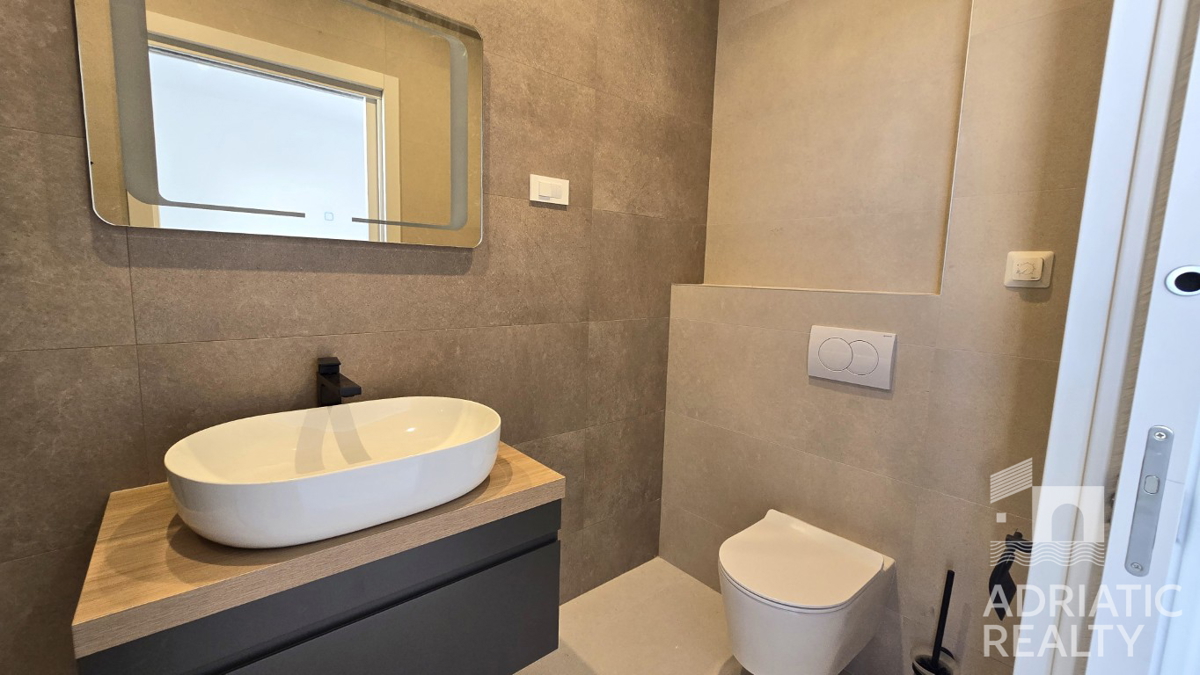 Vodice, moderno trilocale vicino alla spiaggia, vista mare