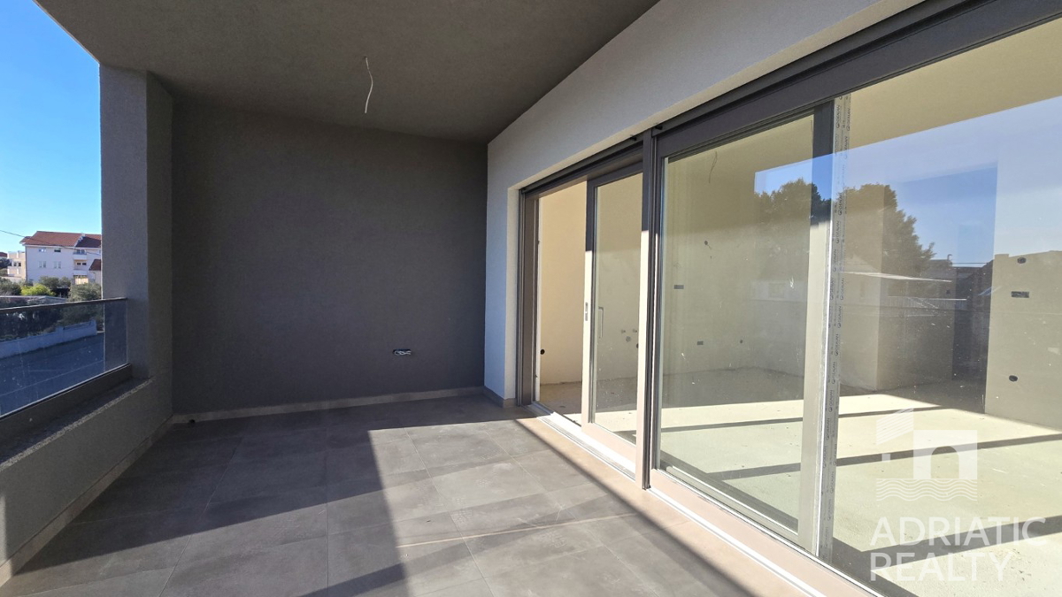 Srima, nuova costruzione, appartamento con tre camere da letto vicino alla spiaggia