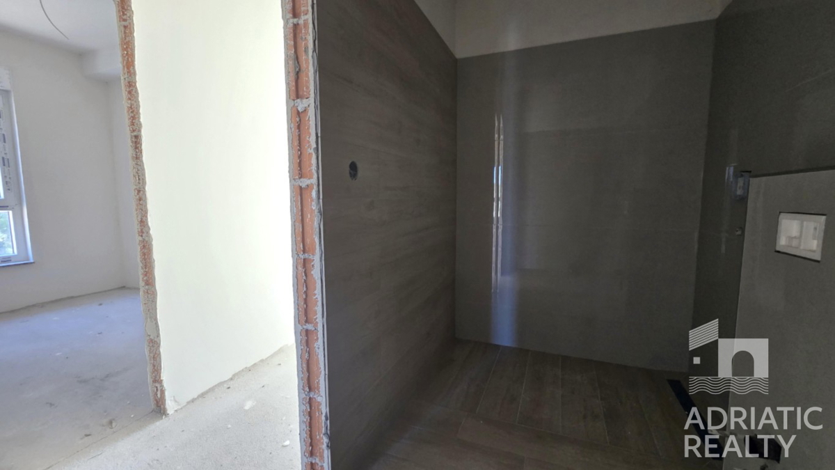 Srima, nuova costruzione, appartamento con tre camere da letto vicino alla spiaggia