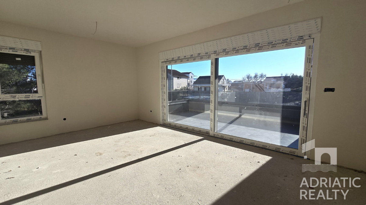 Srima, nuova costruzione, appartamento con tre camere da letto vicino alla spiaggia