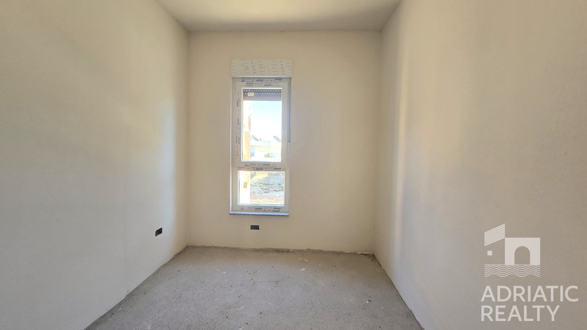 Srima, nuova costruzione, appartamento con tre camere da letto vicino alla spiaggia