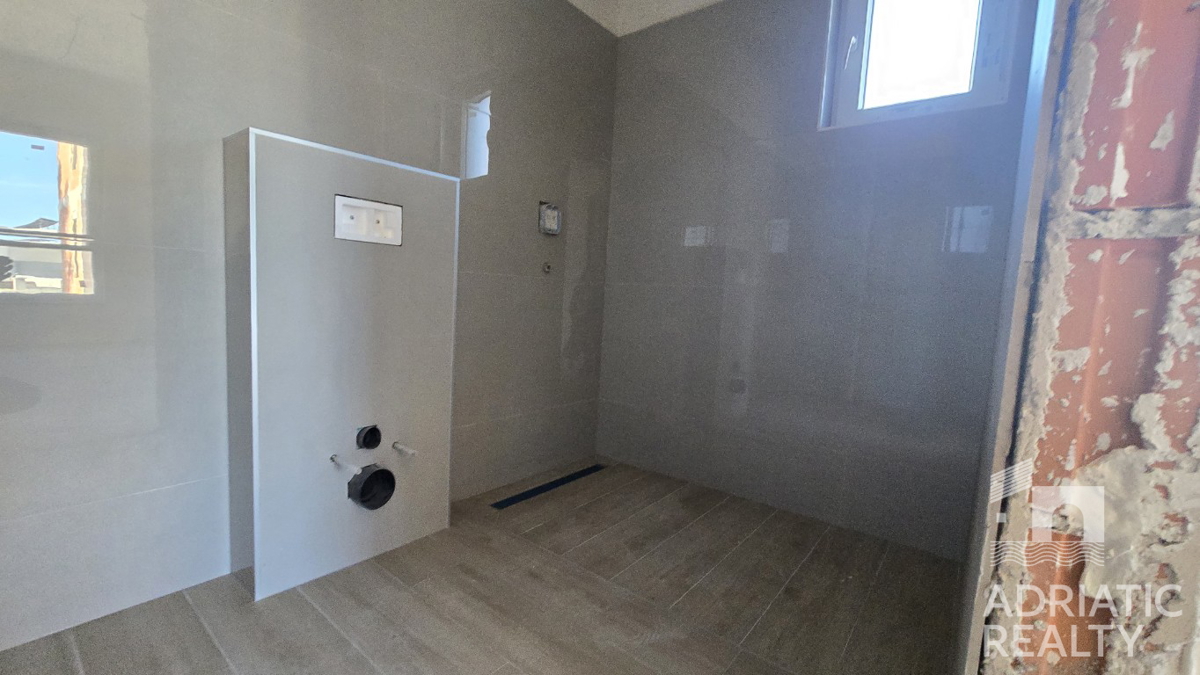 Srima, nuova costruzione, appartamento con tre camere da letto vicino alla spiaggia