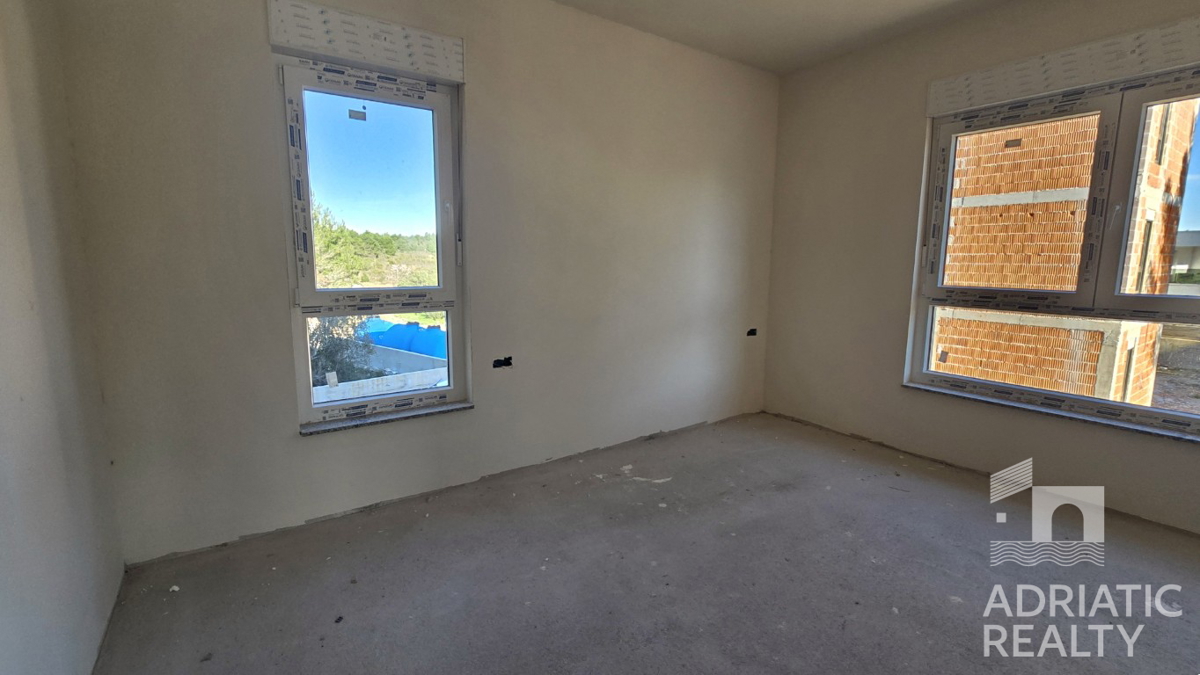 Srima, nuova costruzione, appartamento con tre camere da letto vicino alla spiaggia