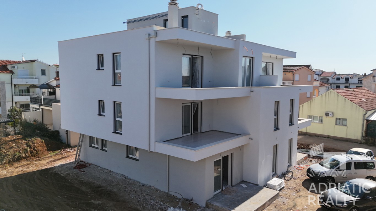 Vodice, nuova costruzione, appartamento bilocale con giardino