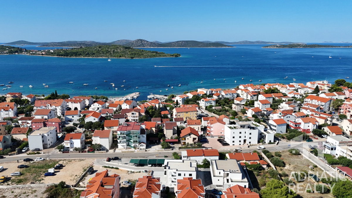 Srima, nuova costruzione, appartamento con tre camere da letto vicino alla spiaggia