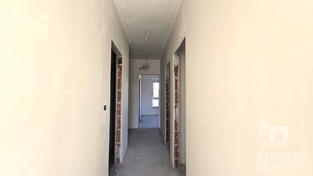 Srima, nuova costruzione, appartamento con tre camere da letto vicino alla spiaggia