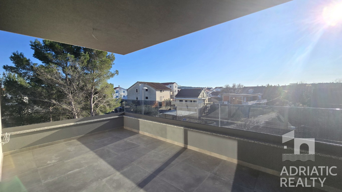 Srima, nuova costruzione, appartamento con tre camere da letto vicino alla spiaggia