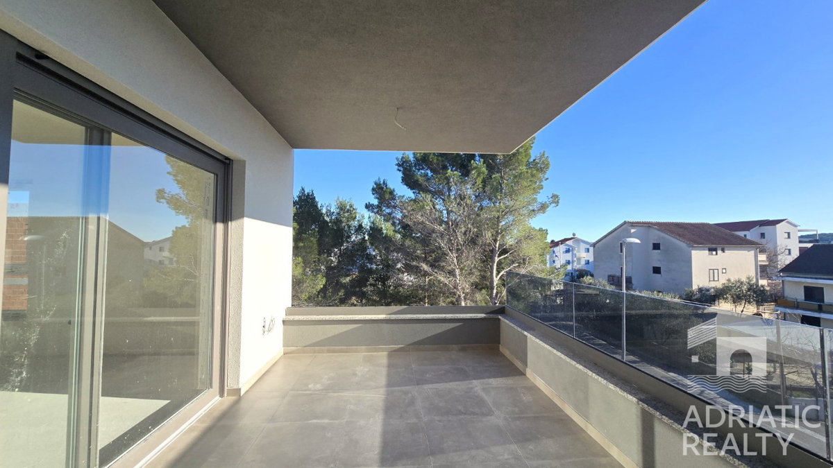 Srima, nuova costruzione, appartamento con tre camere da letto vicino alla spiaggia