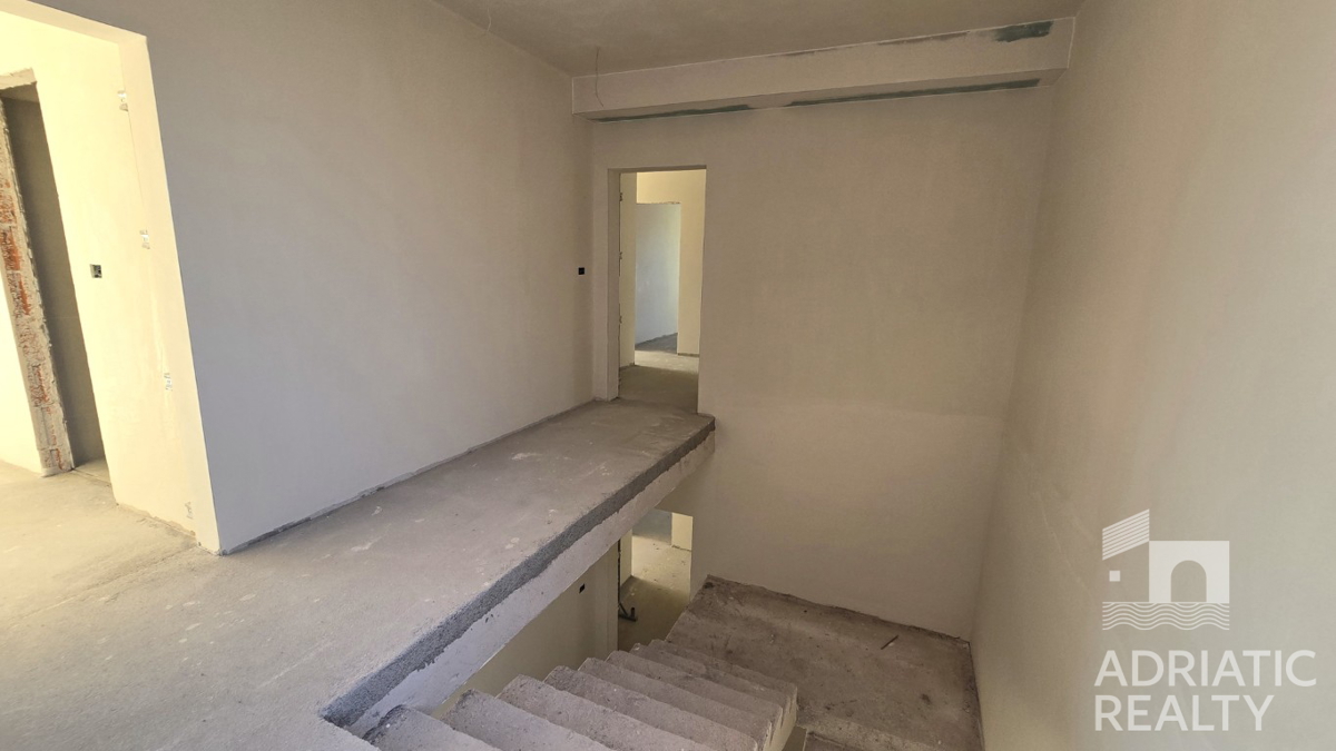 Srima, nuova costruzione, appartamento con tre camere da letto vicino alla spiaggia