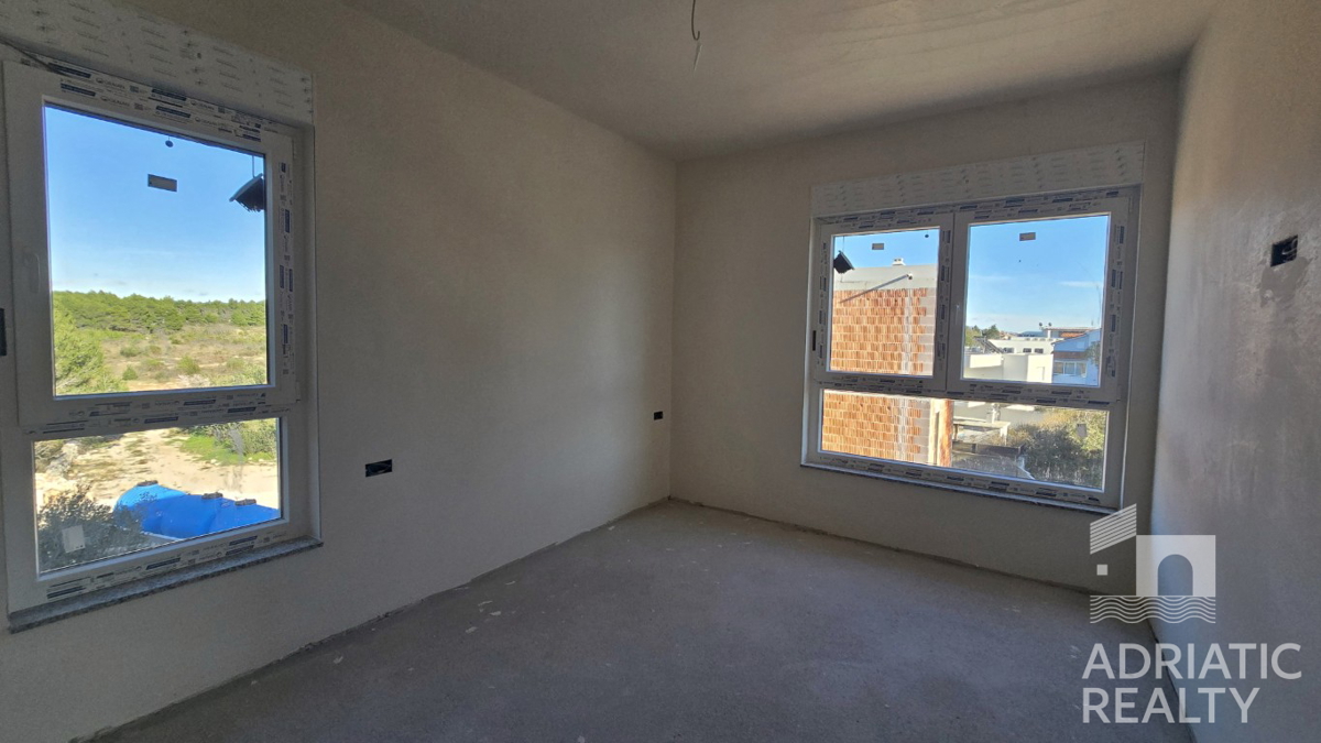 Srima, nuova costruzione, appartamento con tre camere da letto vicino alla spiaggia