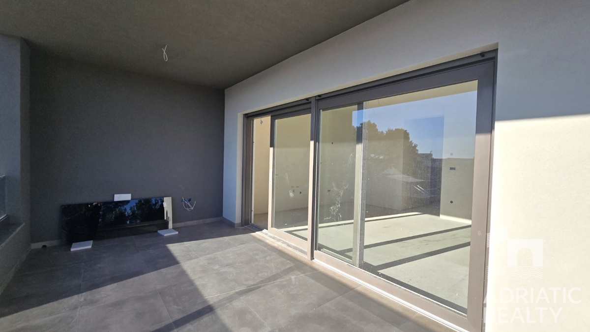 Srima, nuova costruzione, appartamento con tre camere da letto vicino alla spiaggia