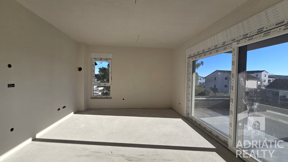 Srima, nuova costruzione, appartamento con tre camere da letto vicino alla spiaggia