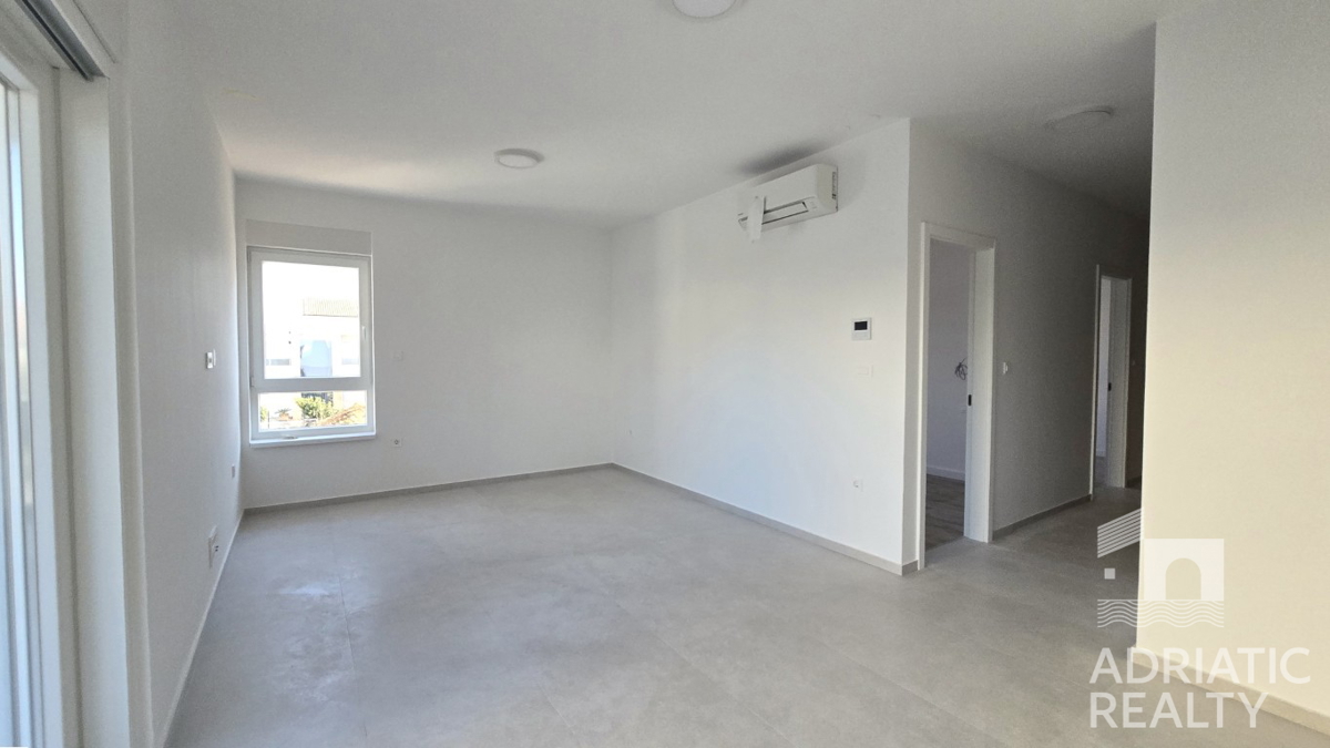 Vodice, nuova costruzione, appartamento con una camera da letto al piano terra a 600 m dalla spiaggia